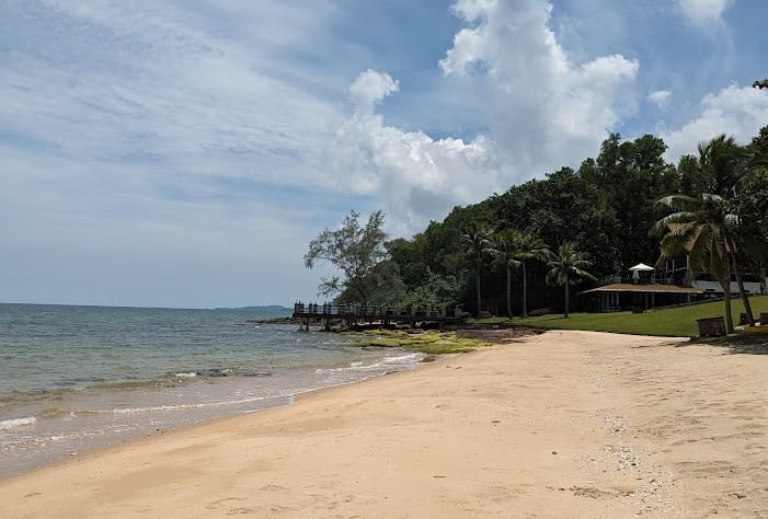 ชายหาดอ่องหลาง ฟูก๊วก หาดทรายสีทอง ทะเลสงบ แนวต้นปาล์มริมหาด ใกล้ท่าเรือเล็กๆ เงียบสงบ