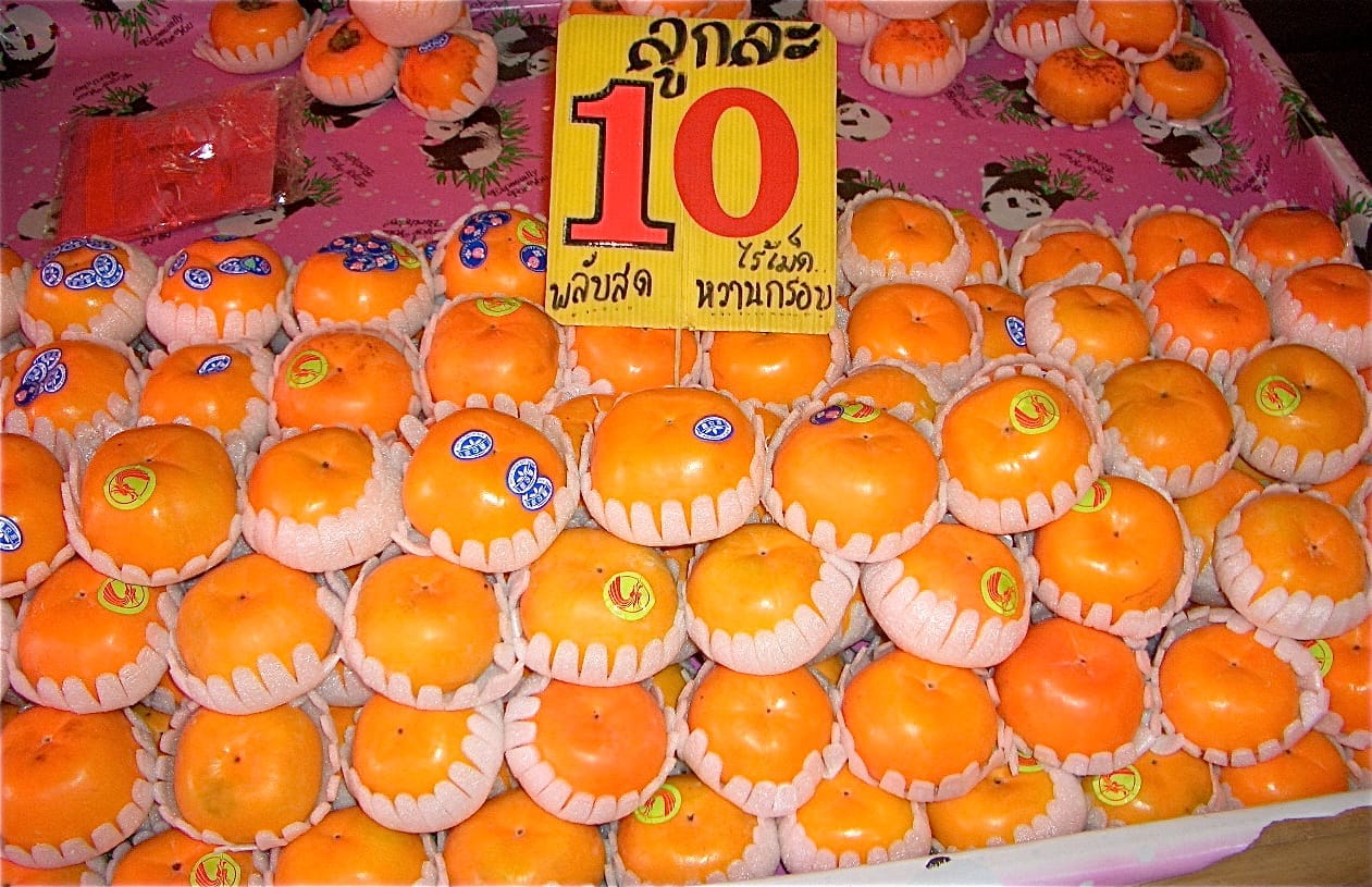 Cachi esposti al Or Tor Kor Market a Chatuchak, Bangkok