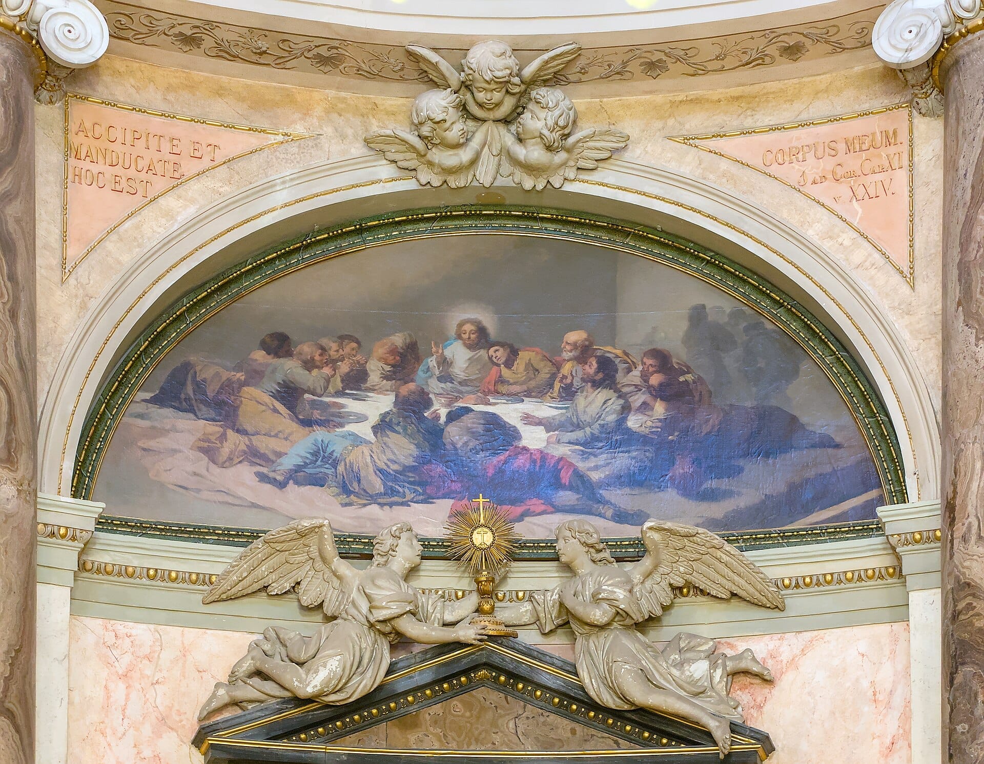 Dettaglio di un dipinto di Goya raffigurante l'Ultima Cena sopra elaborate sculture di angeli nell'Oratorio de la Santa Cueva, Cádiz.