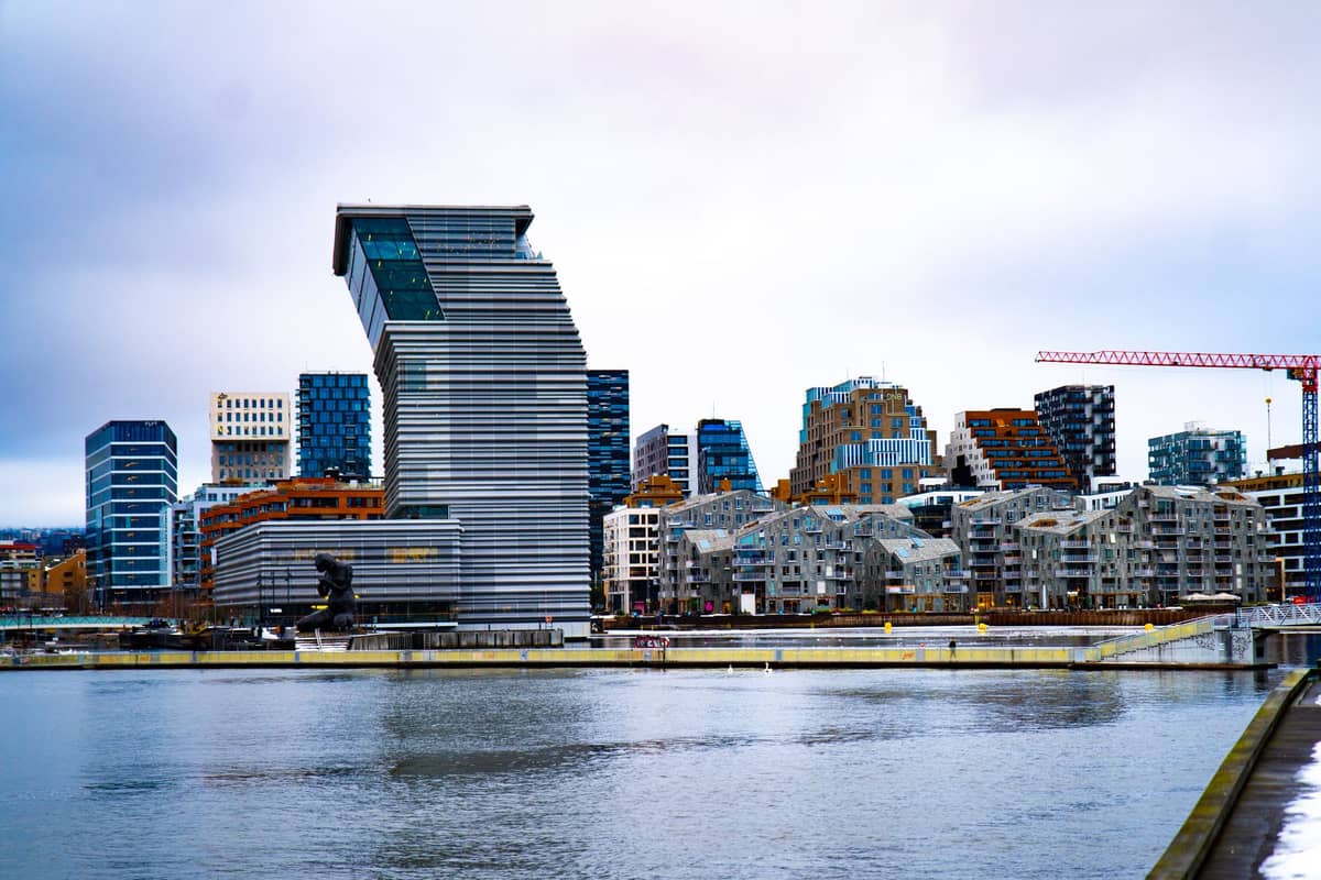 เส้นขอบฟ้าสมัยใหม่ของริมน้ำ Bjørvika ในออสโล พร้อม Munch Museum ที่มีรูปทรงเป็นมุมเฉียงและอาคาร Barcode ที่มองเห็นจากฝั่งน้ำ