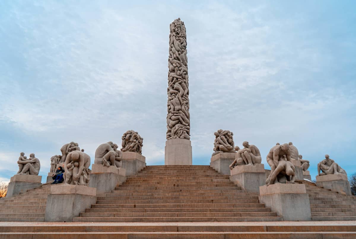 วิวกว้างของ Monolith ใน Vigeland Sculpture Park และรูปปั้นหินแกรนิตโดยรอบบนบันไดในเมือง Oslo ประเทศ Norway
