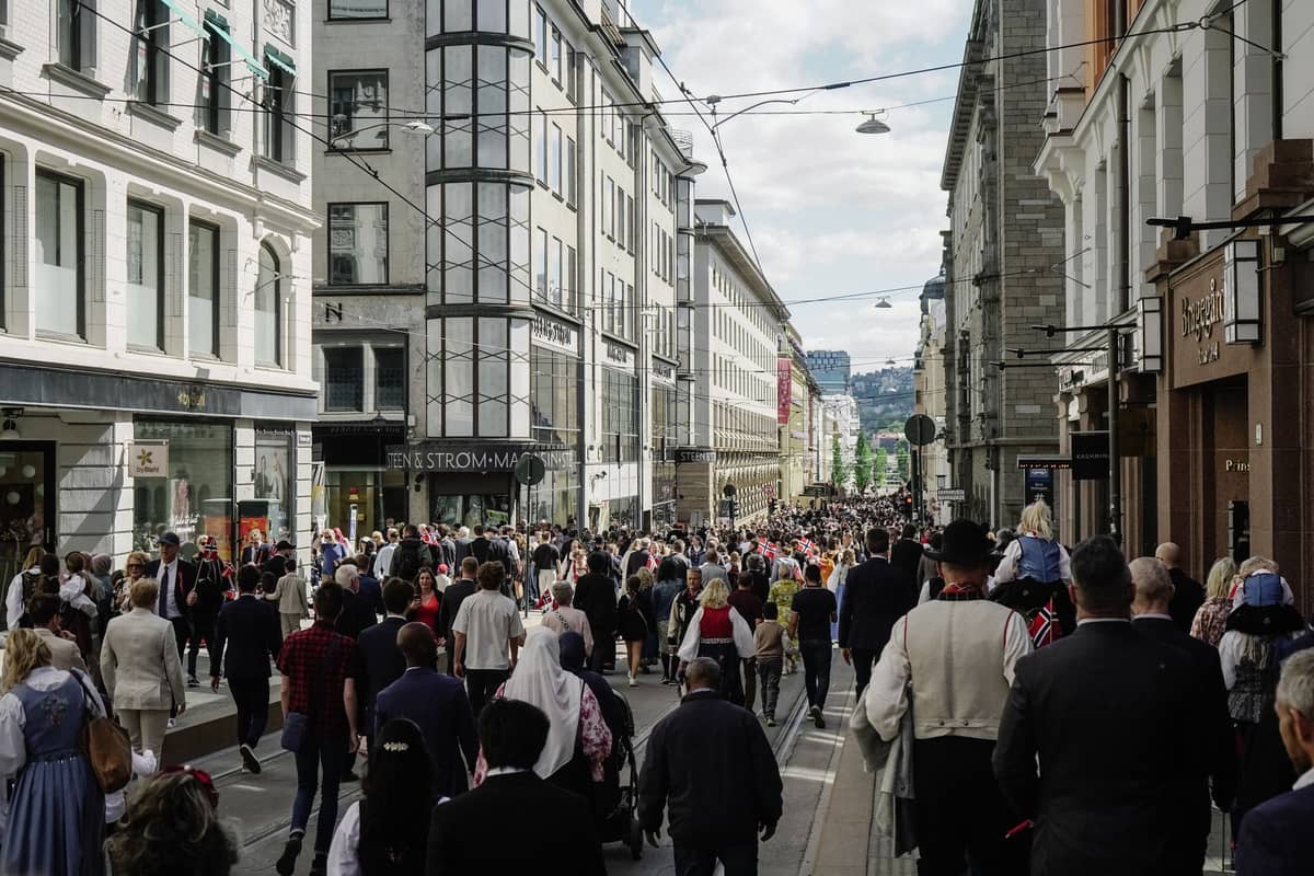 ผู้คนเดินขวักไขว่บนถนน Karl Johans gate แหล่งช้อปปิ้งสายหลักของออสโล ตลอดสองฝั่งเต็มไปด้วยร้านค้ามากมาย ใต้แสงแดดยามกลางวัน