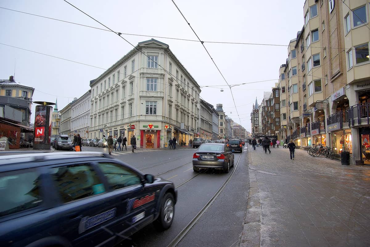 วิวถนน Bogstadveien ในเมือง Oslo มีผู้คนเดินเล่น ร้านค้า รางรถราง รถยนต์ และอาคารเก่าแก่ทางประวัติศาสตร์ทั้งสองฝั่ง