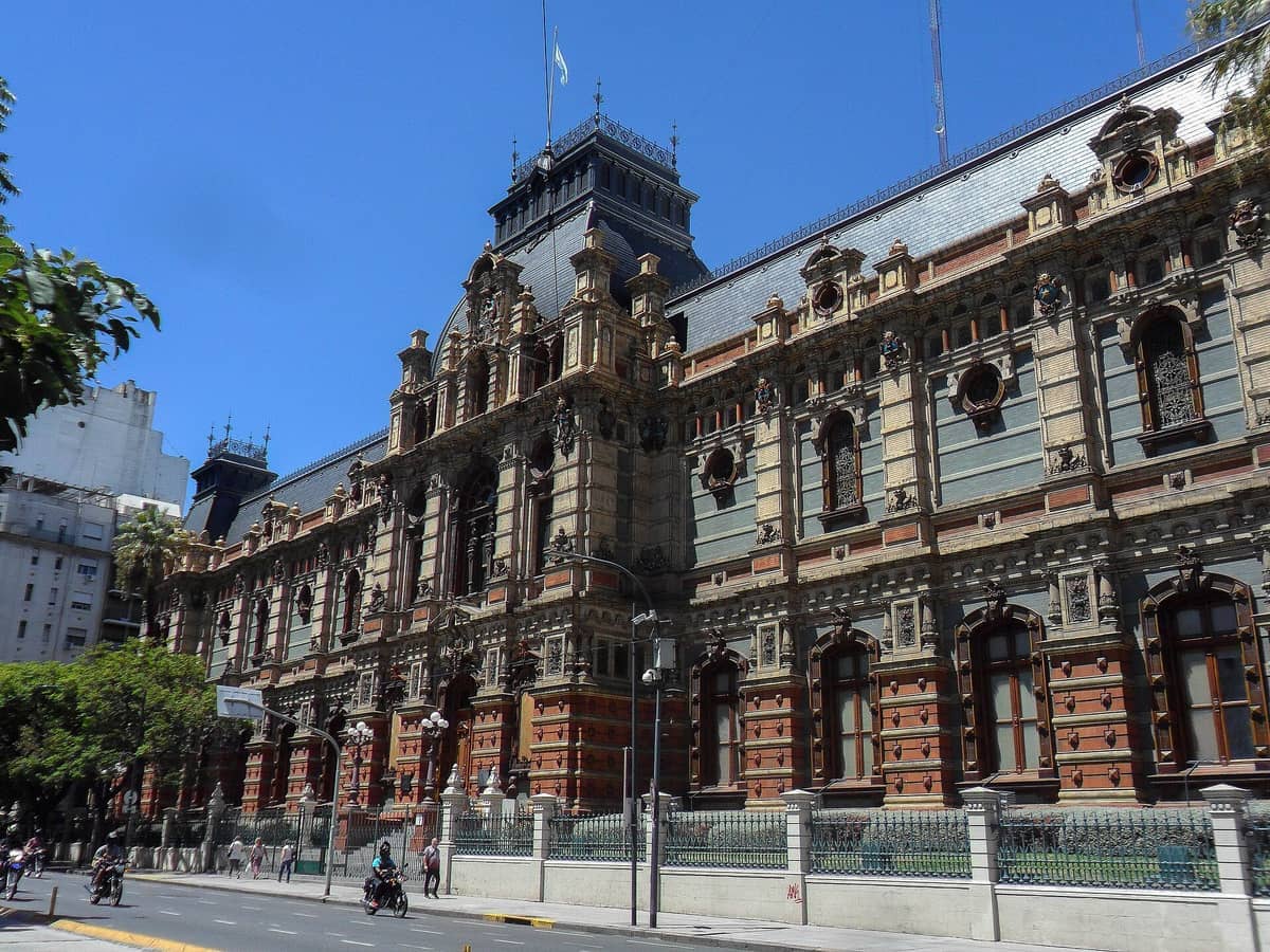 ด้านหน้าอาคารอันวิจิตรบรรจงของ Palacio de Aguas Corrientes ในบัวโนสไอเรส ประดับด้วยกระเบื้องเซรามิกลวดลายละเอียดและรายละเอียดทางสถาปัตยกรรมอันงดงามใต้ท้องฟ้าสีฟ้าแจ่มใส