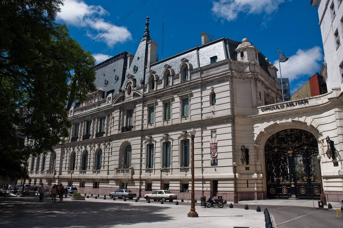 วิวภายนอกของ Palacio Paz ในบัวโนสไอเรส โดดเด่นด้วยอาคารสไตล์ Belle Époque อันยิ่งใหญ่และประตูเหล็กแกะสลักอย่างวิจิตรในวันที่แดดสดใส