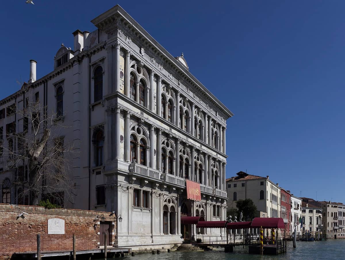 Tagansicht der prachtvollen Renaissancefassade des Palazzo Vendramin-Calergi vom Canal Grande aus, mit Bogenfenstern und dem Eingangsbereich des Casinos.