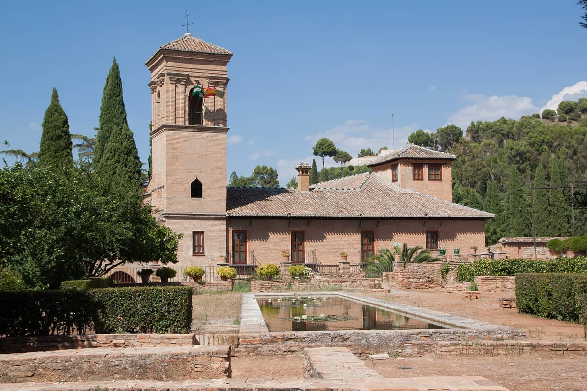 โรงแรม Parador de Granada อาคารอิฐประวัติศาสตร์พร้อมหอคอย สวน และสระสะท้อนแสง ภายในบริเวณ Alhambra อันอุดมสมบูรณ์