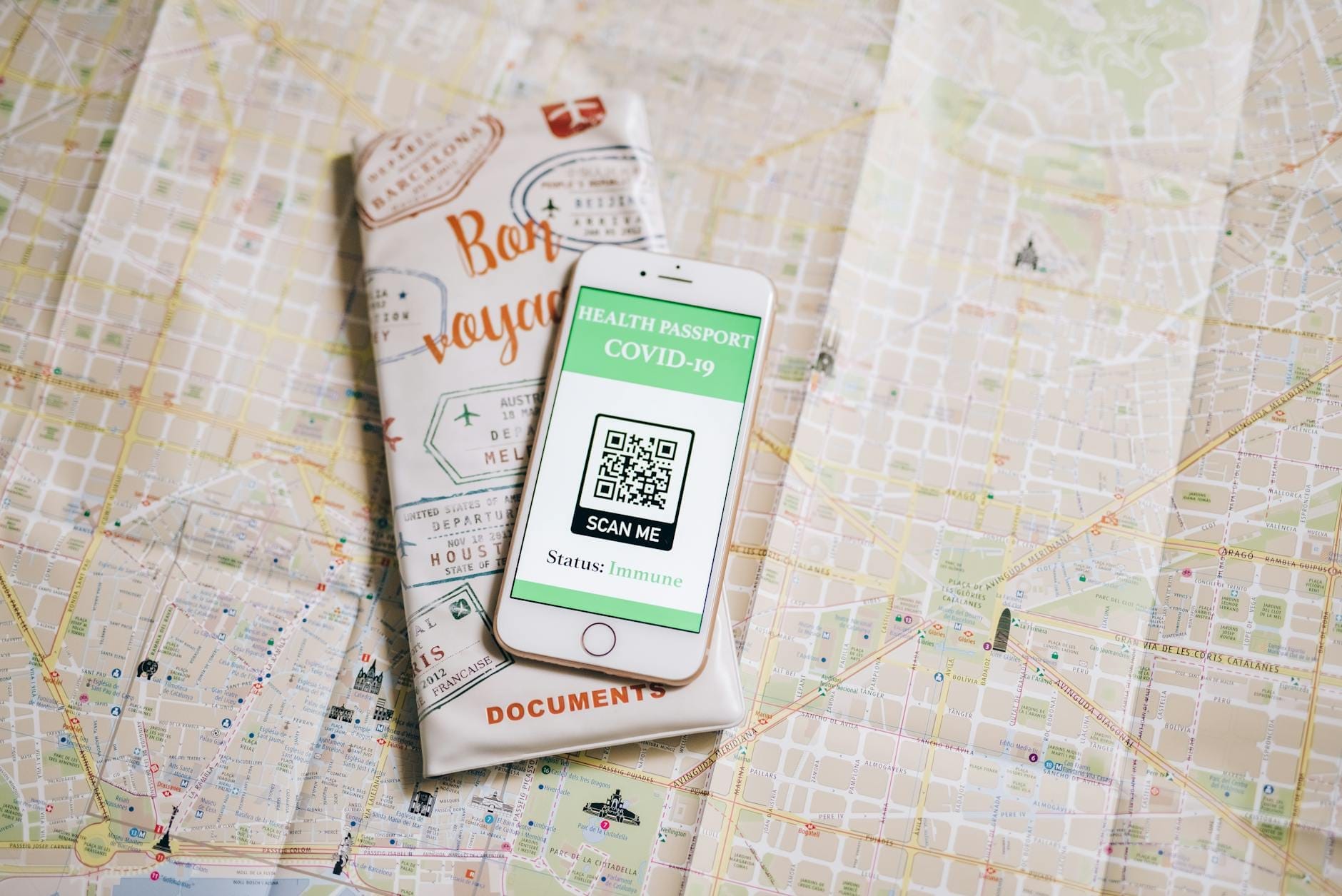 Ein Smartphone, das einen Covid-19-Gesundheitspass auf einer Stadtkarte mit Reisedokumenten anzeigt und Planung und Navigation für Stadtrundgänge suggeriert.