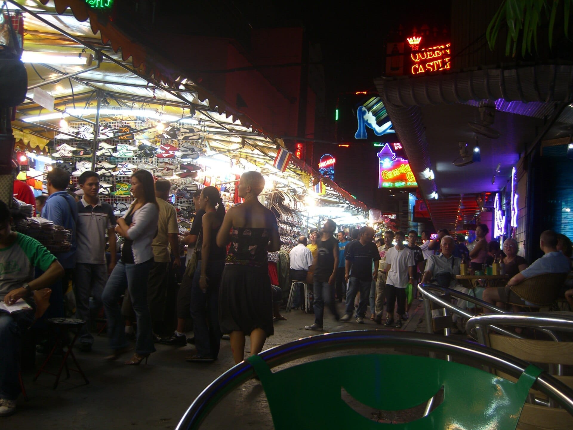 Patpong Night Market a Bangkok con bancarelle animate, insegne al neon e atmosfera notturna