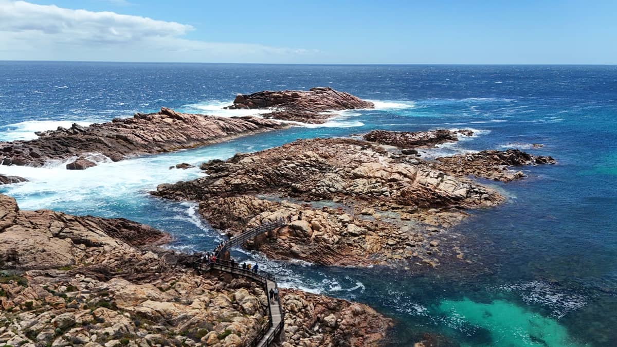 Widok z lotu ptaka na słynną skałę Sugarloaf Rock i nadmorski szlak przy Cape Naturaliste niedaleko Margaret River w Australii Zachodniej — turkusowe morze i skaliste cypelki.