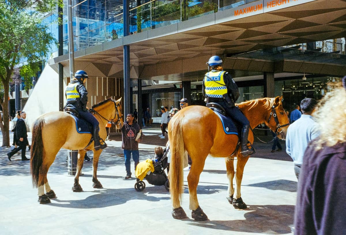 Berittene Polizei und Fußgänger vor dem Eingang eines modernen Einkaufszentrums im Stadtzentrum von Perth an einem sonnigen Tag