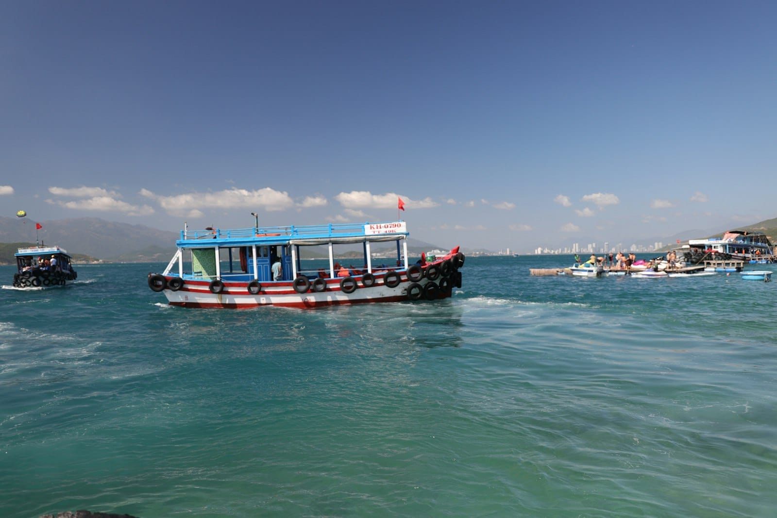 Ausflugsboote auf hellblauem Wasser nahe Phu Quoc, mit klarem Himmel und weit entfernter Küstenlinie, typisch für Tagesausflüge rund um den Archipel An Thoi.