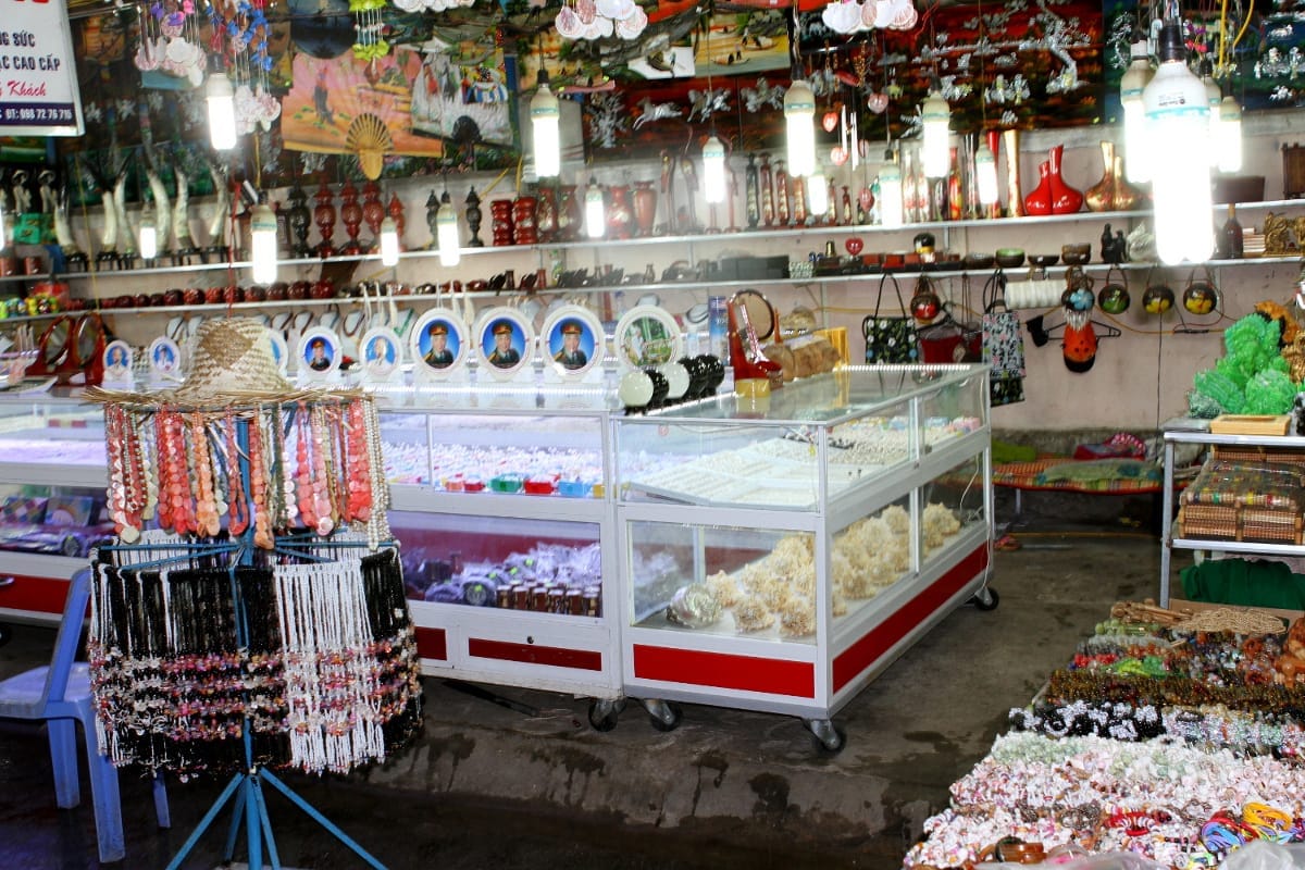 Bancarella del Mercato Notturno di Phu Quoc con gioielli di perle, souvenir e interni illuminati