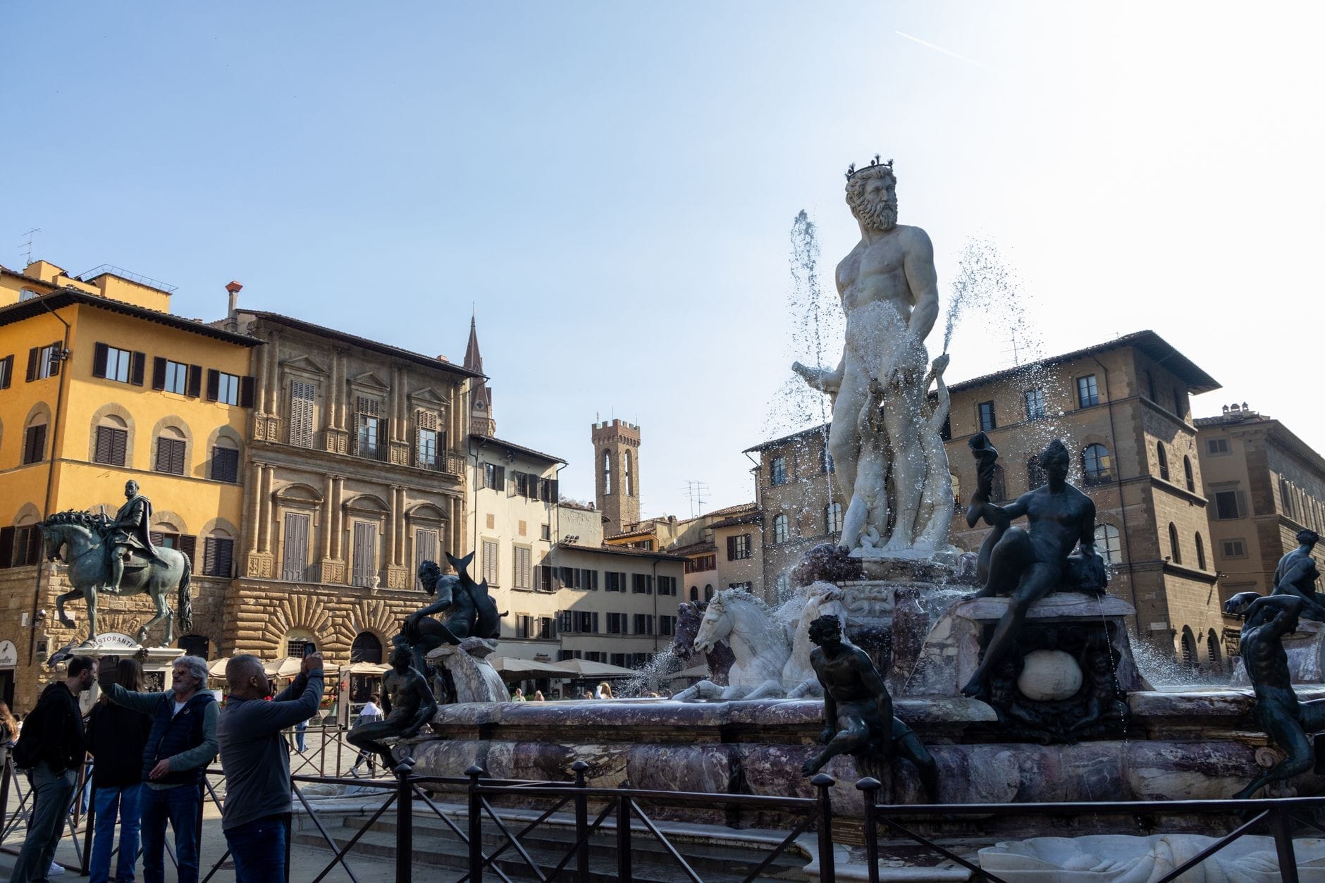 น้ำพุเนปจูนในจัตุรัส Piazza della Signoria เมือง Florence ล้อมรอบด้วยประติมากรรมยุคเรอเนสซองส์ อาคารประวัติศาสตร์ และแสงแดดยามเช้า