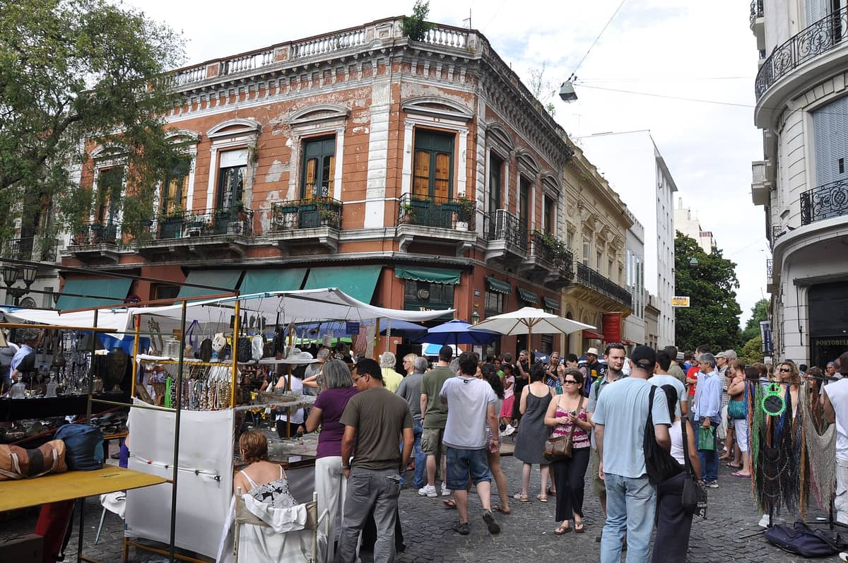 บรรยากาศคึกคัก Plaza Dorrego วันตลาดของเก่า ล้อมรอบด้วยอาคารยุคอาณานิคมและผู้คนในย่านเก่าซานเตลโม