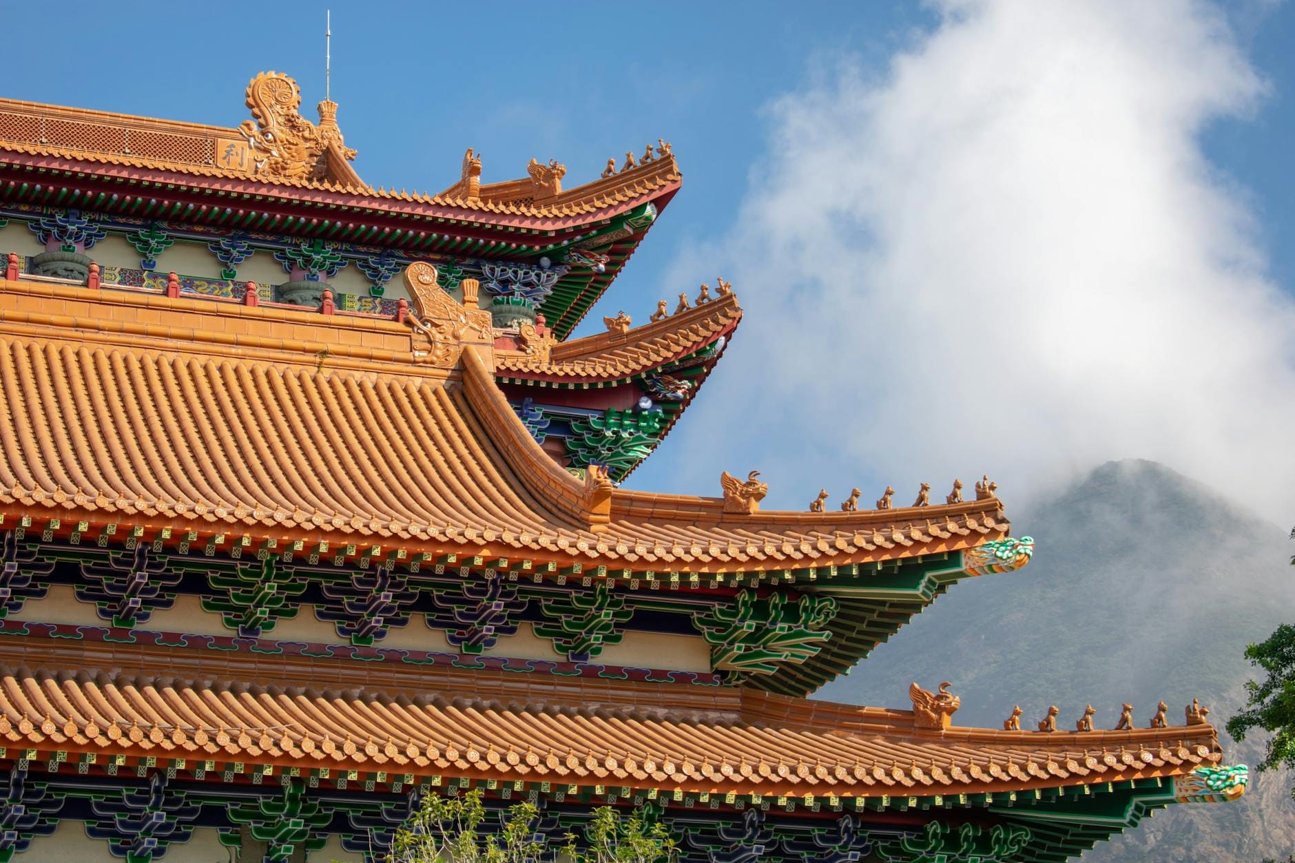 Tetto ornato del tempio buddista Po Lin Monastery su Lantau Island