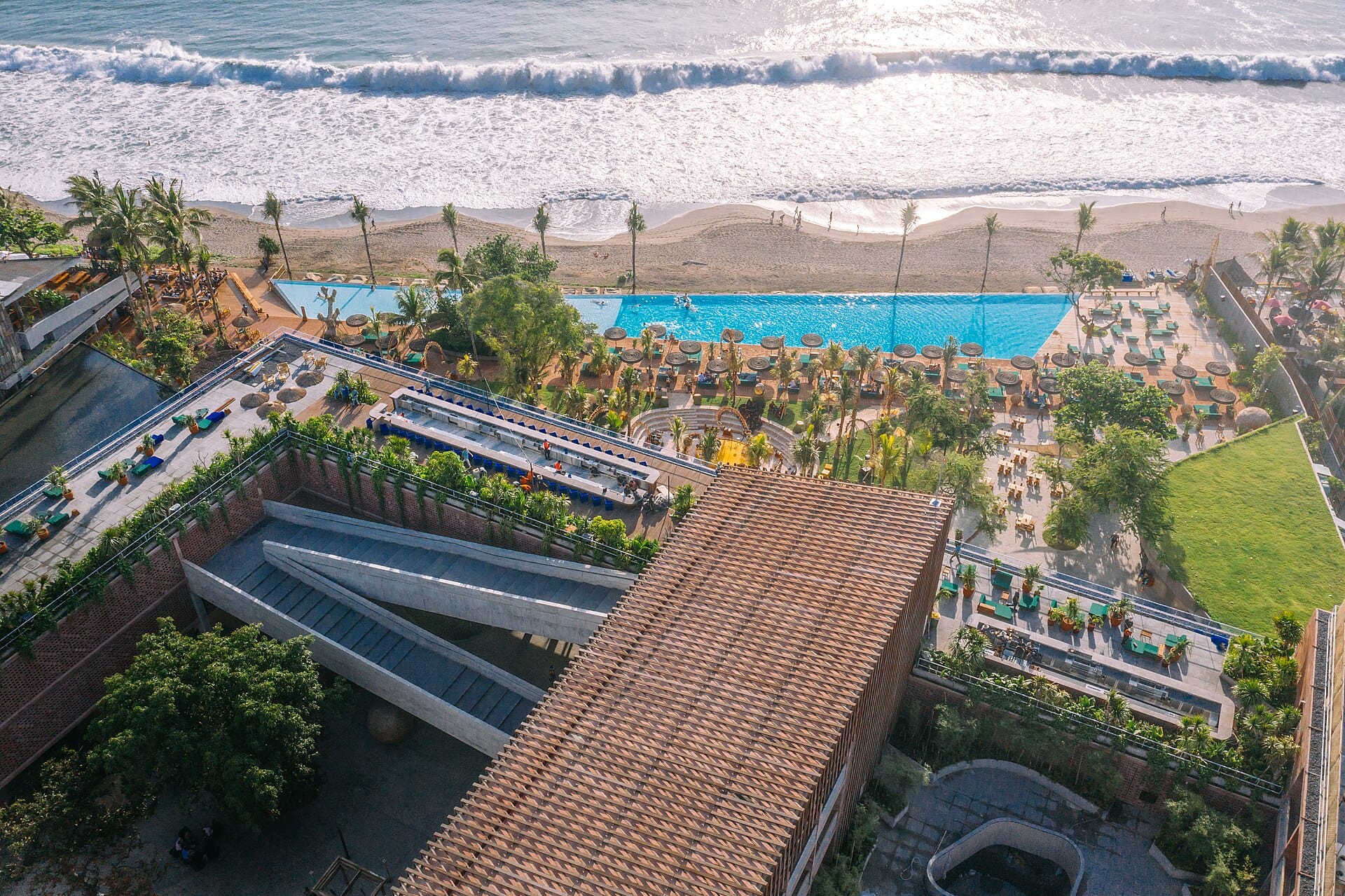 Potato Head Beach Club a Seminyak: locale dall'architettura distintiva con design open-air affacciato sulla spiaggia e sulle onde dell'oceano.