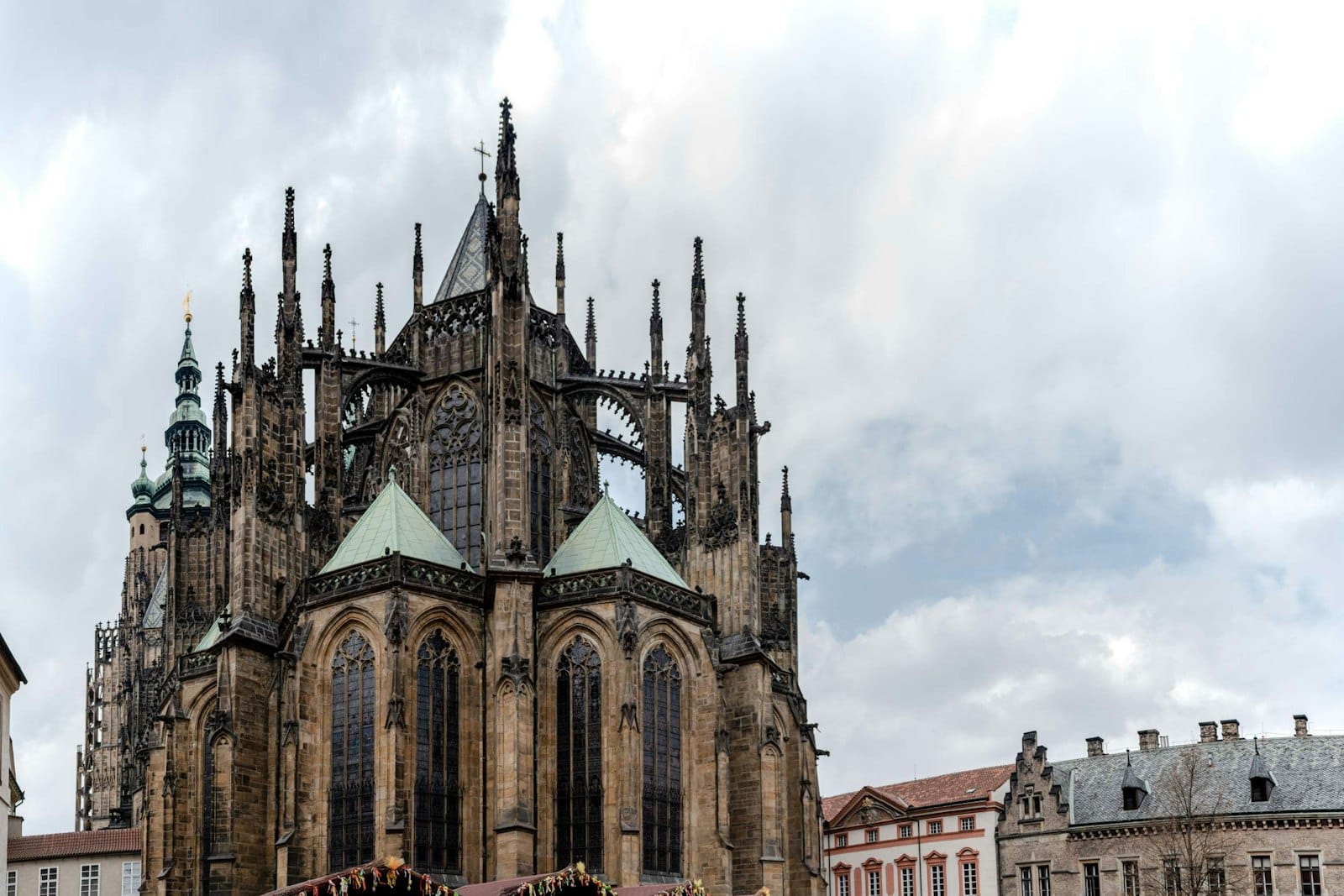 Außenansicht des Veitsdoms in Prag mit beeindruckender gotischer Architektur, Spitzbögen, kunstvollem Maßwerk und hochragenden Strebepfeilern.