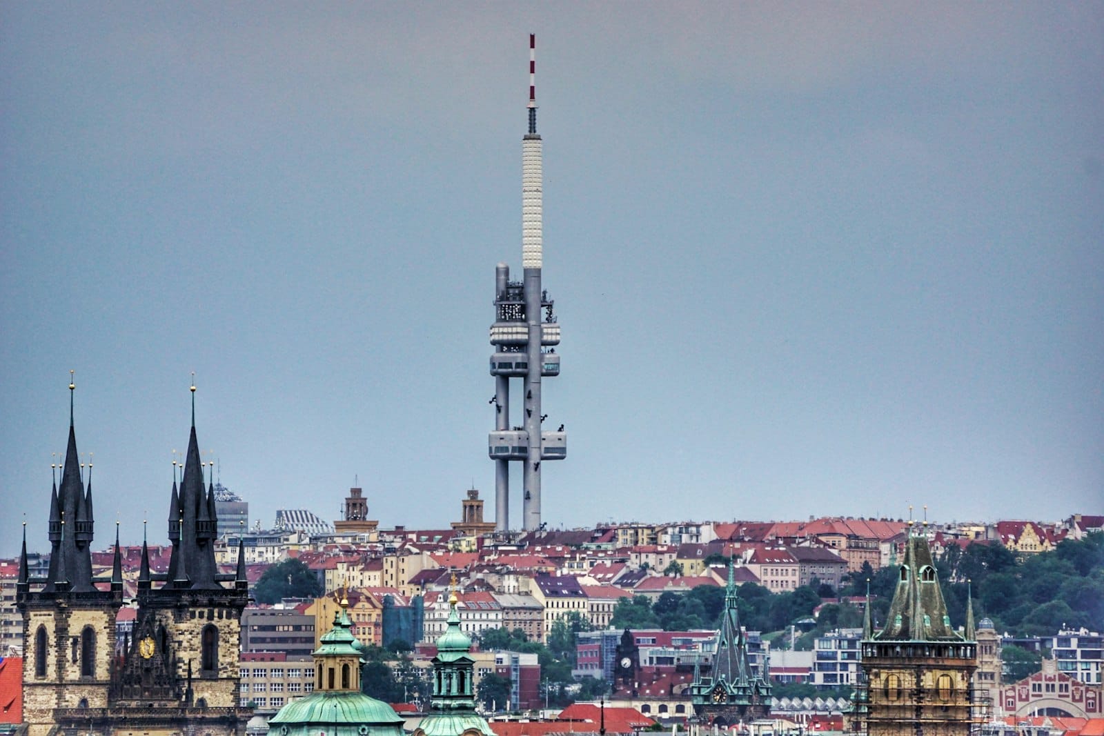 Stadtbild von Prag mit dem Žižkov-Fernsehturm, Heimat der Miminka-Skulpturen von David Černý, der markant über die Dächer ragt.