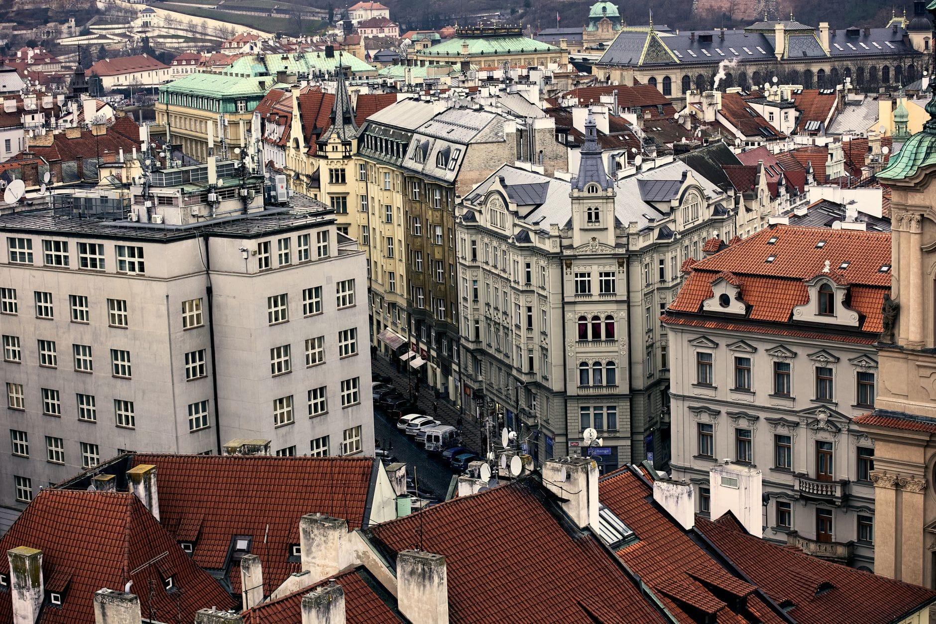 Prague şehir merkezinin yüksekten görünümü; tarihi binalar, dar sokaklar ve Yahudi Mahallesi bölgesine özgü kırmızı çatılar.