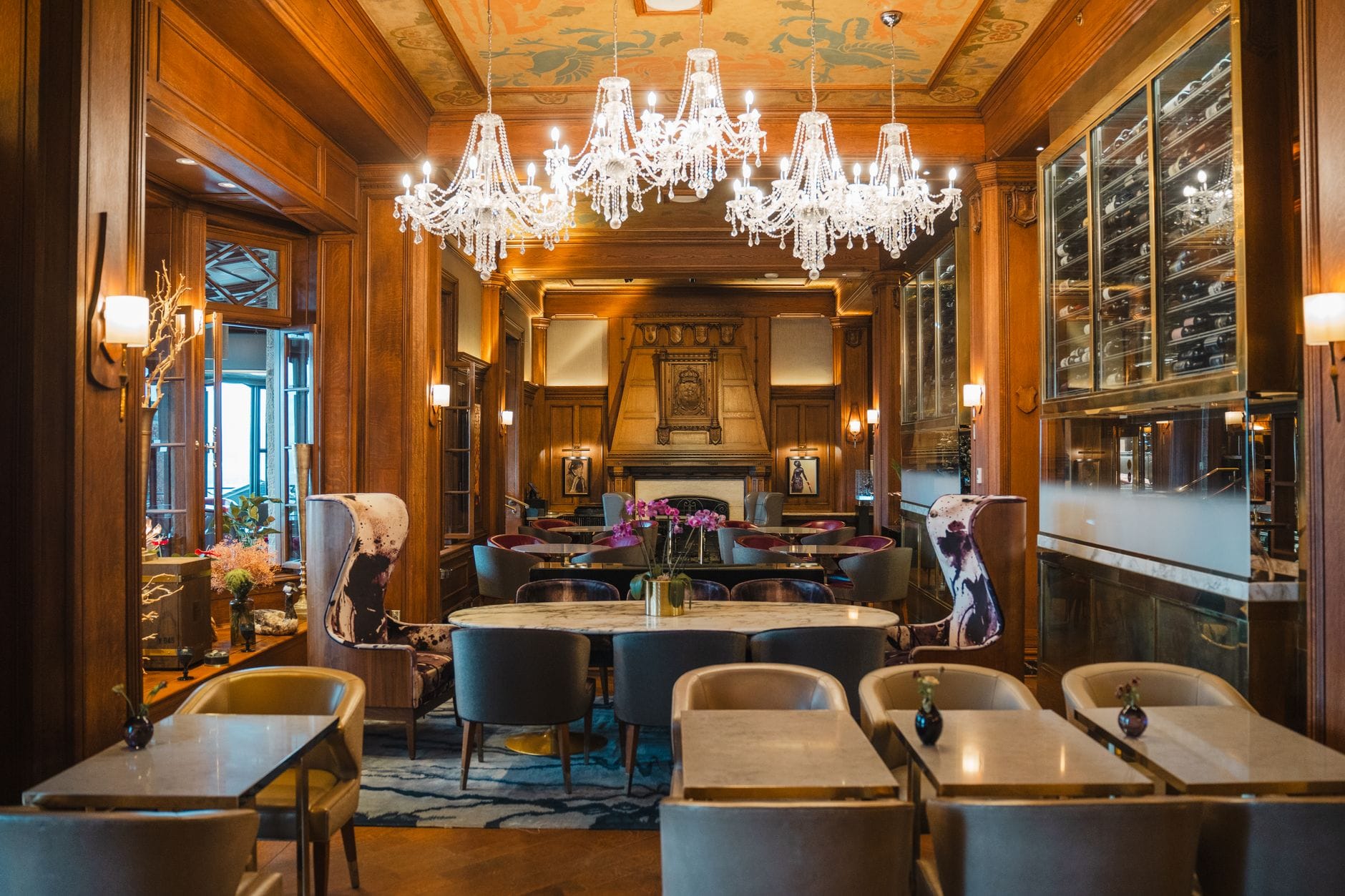 Elegantes Luxusrestaurant in Prag mit Kristallleuchtern, plüschigen Sitzgelegenheiten, Holzakzenten und einer einladenden Fine-Dining-Atmosphäre.