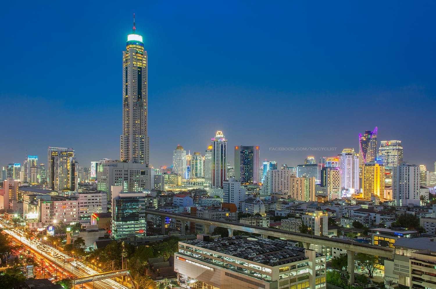ตึกใบหยก 2 และทัศนียภาพย่านประตูน้ำ กรุงเทพฯ ยามค่ำคืน