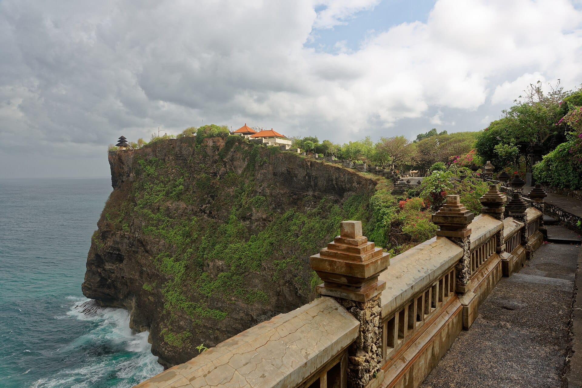 Tempio Pura Luhur Uluwatu arroccato su una drammatica scogliera di 70 metri che sovrasta le onde dell'Oceano Indiano a Bali.