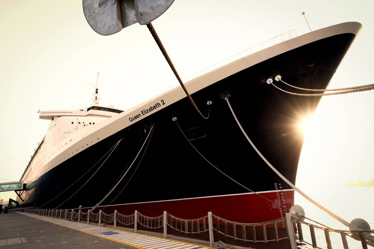Der Bug des Ozeanliners Queen Elizabeth 2, im Morgen- oder Abendlicht im Hafen Mina Rashid in Dubai vom Dock aus fotografiert.