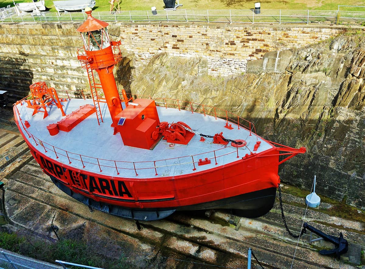 Das historische rote Feuerschiff Carpentaria im Trockendock des Queensland Maritime Museum in Brisbane an einem sonnigen Tag.