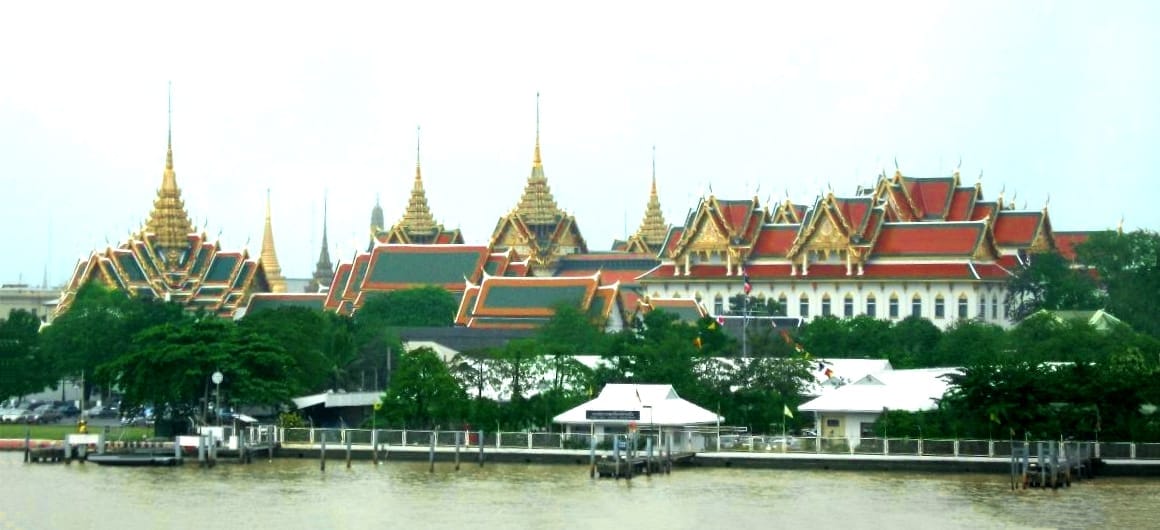 พระบรมมหาราชวังในเขตรัตนโกสินทร์ กรุงเทพฯ มองจากแม่น้ำเจ้าพระยา