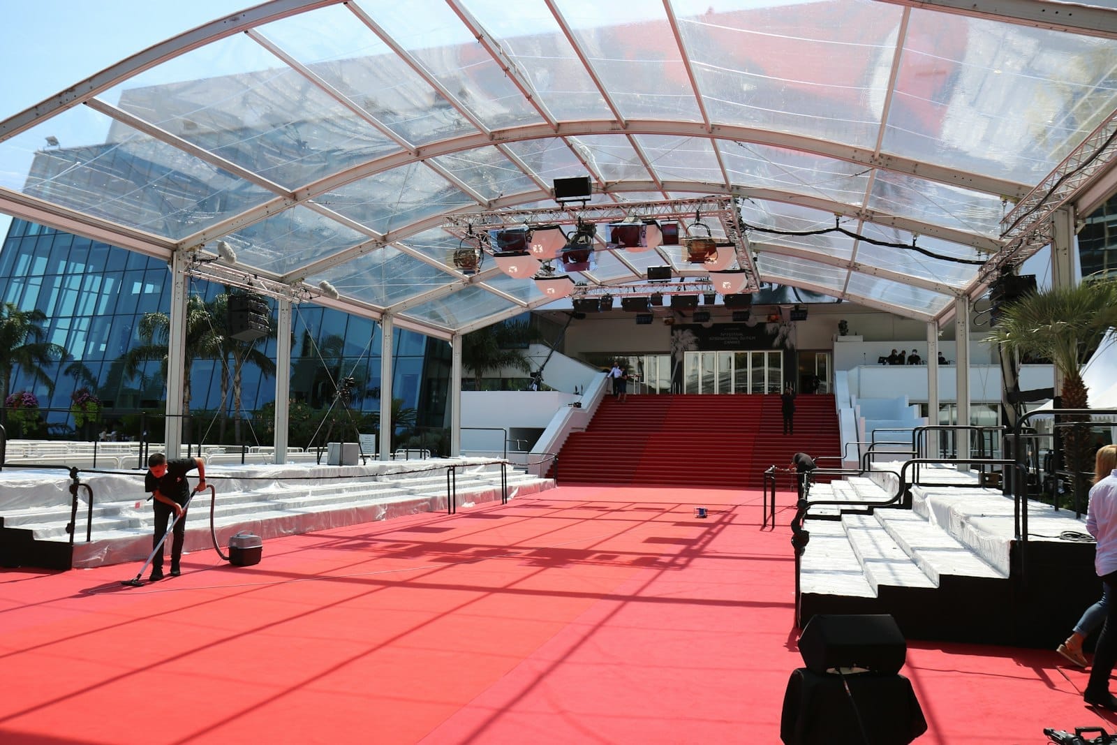 Vista degli iconici gradini con tappeto rosso della Montée des Marches davanti al Palais des Festivals a Cannes, con pensilina in vetro e tribune.