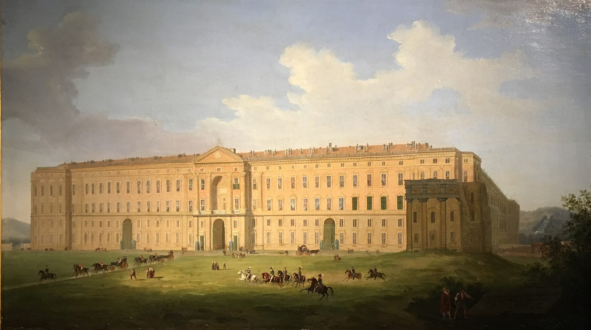 Un grande dipinto in piena luce solare della Reggia di Caserta, con ampi prati verdi, visitatori, carrozze e nuvole drammatiche sullo sfondo.