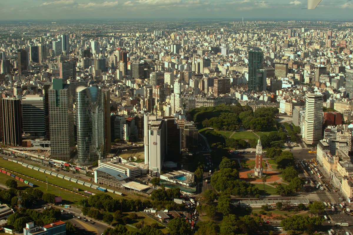 มุมสูงเหนือย่านเรตีโรในบัวโนสไอเรส มี Torre Monumental, Plaza San Martín, ตึกสูงสมัยใหม่ และเมืองหนาแน่นใต้ท้องฟ้าสีคราม