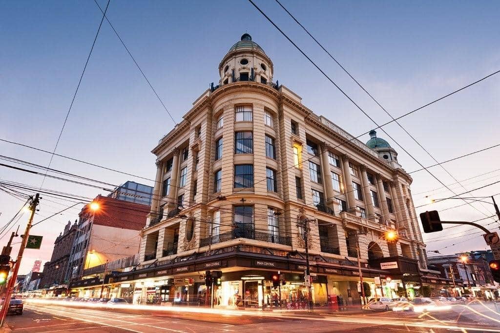 อาคาร Prahran Arcade อันเก่าแก่ยามพลบค่ำ พร้อมสถาปัตยกรรมอันวิจิตร หอคอยโดม และไฟถนนที่ส่องสว่าง Chapel Street อันคึกคักใน South Yarra