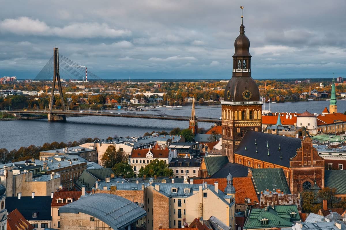 Weitläufige Luftaufnahme der Rigaer Altstadt mit dem Rigaer Dom und seinem markanten Turm nahe der Daugava, Brücken und Stadtpanorama.
