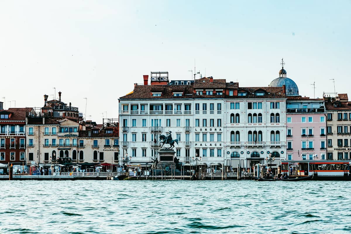 Weitblick auf die Uferpromenade Riva degli Schiavoni in Venedig mit dem Vittorio-Emanuele-II.-Denkmal, historischen Hotels und Gebäuden an der Lagune.