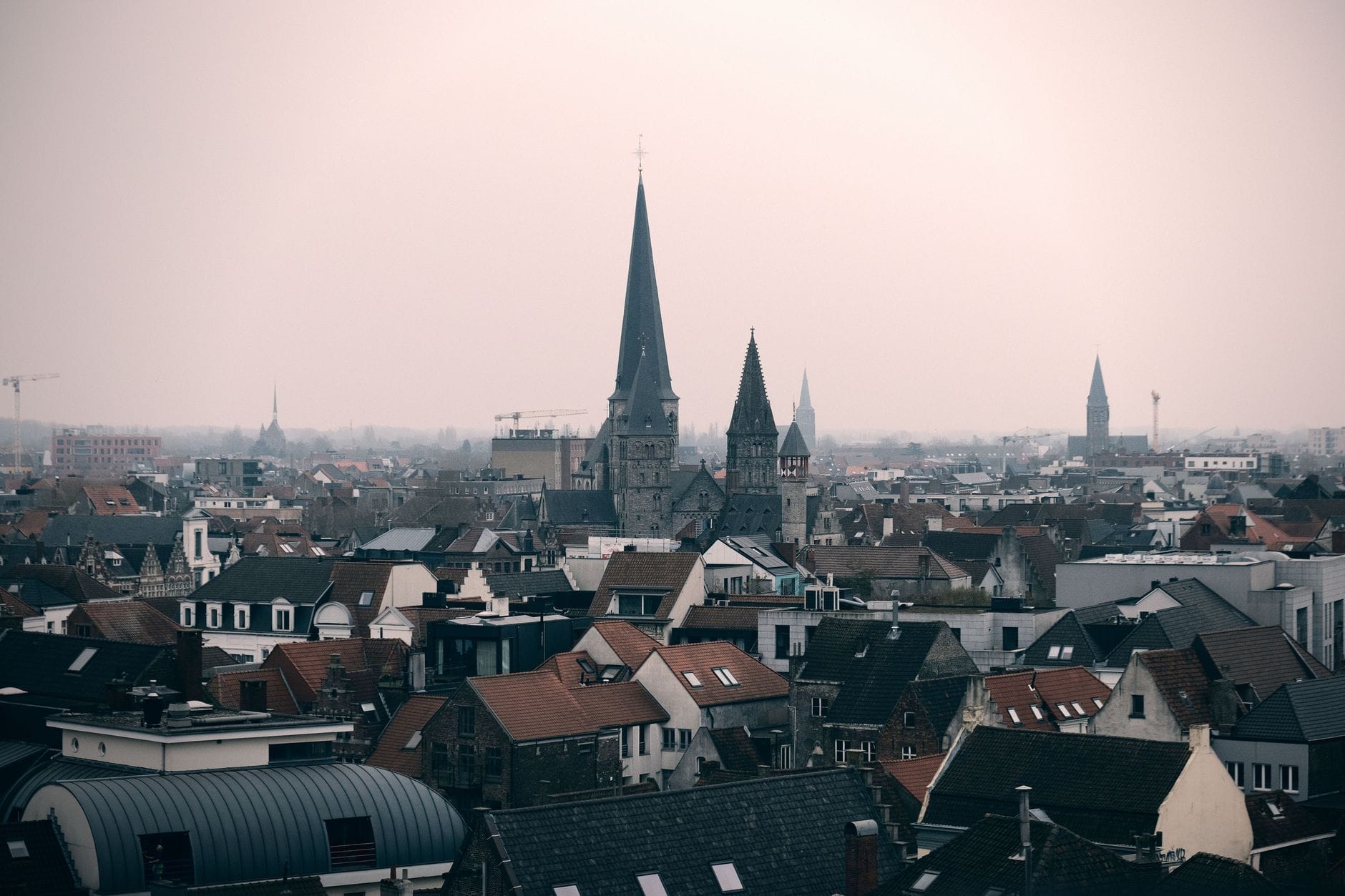 ทิวทัศน์เมือง Cologne ยามพลบค่ำ เห็นยอดแหลมของโบสถ์หลายแห่งโผล่พ้นหลังคาบ้านเรือน สะท้อนถึงความหนาแน่นของโบสถ์ประวัติศาสตร์ในเมือง