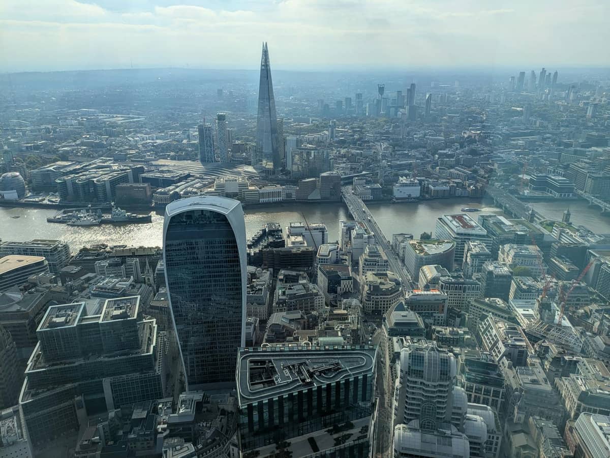 Vista aérea do horizonte de Londres com o edifício Walkie Talkie e o Shard, com vista para o Tâmisa num dia claro.