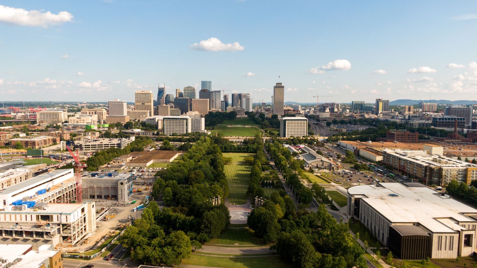 Vista aérea de un largo parque verde que se extiende hacia el horizonte de Nashville con amplios senderos arbolados y exuberantes praderas.