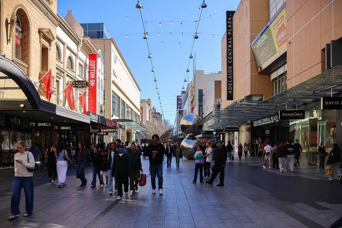 Fußgänger schlendern durch die Rundle Mall in Adelaide – mit belebten Schaufenstern, den ikonischen Spheres-Kunstskulpturen und dem lebhaften Flair der Einkaufsmeile.