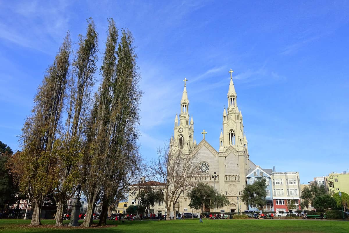 La Chiesa dei Santi Pietro e Paolo con i suoi campanili gemelli che si innalzano sopra Washington Square Park a San Francisco in una giornata limpida.