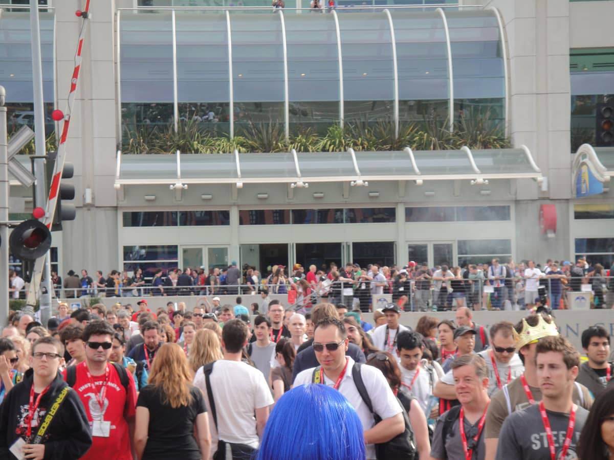 Große Menschenmenge mit Ausweisen vor dem San Diego Convention Center, einem beliebten Veranstaltungsort im Sommer.
