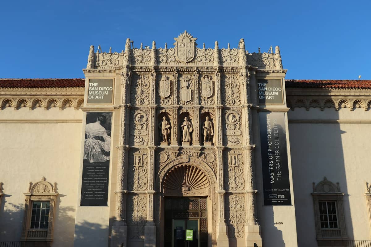 ด้านหน้าทางเข้าพิพิธภัณฑ์ศิลปะซานดิเอโกใน Balboa Park โดดเด่นด้วยสถาปัตยกรรม Spanish Colonial Revival และแบนเนอร์ประดับสองข้างของทางเข้า