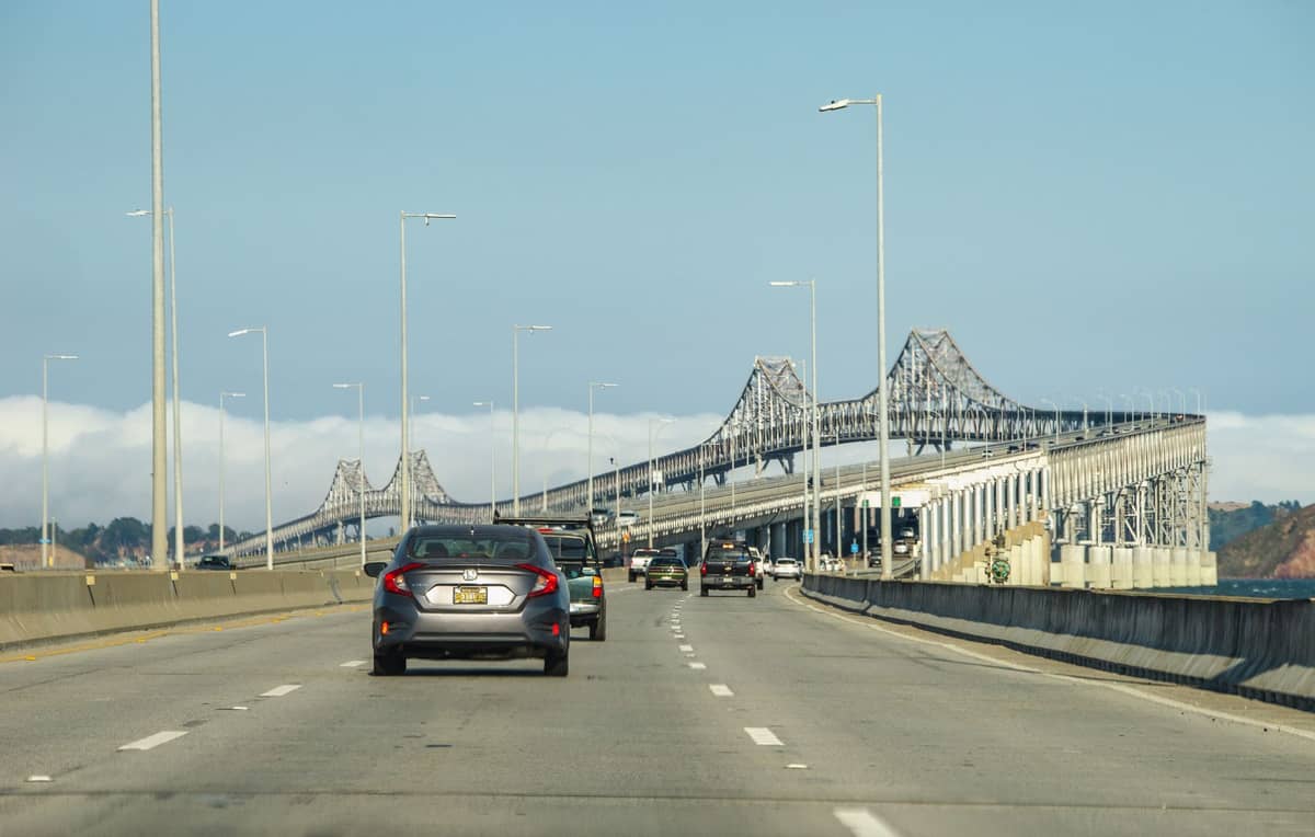 Autos fahren über die Richmond-San Rafael Bridge nahe San Francisco – eine wichtige Strecke auf dem Weg von San Diego nach San Francisco.