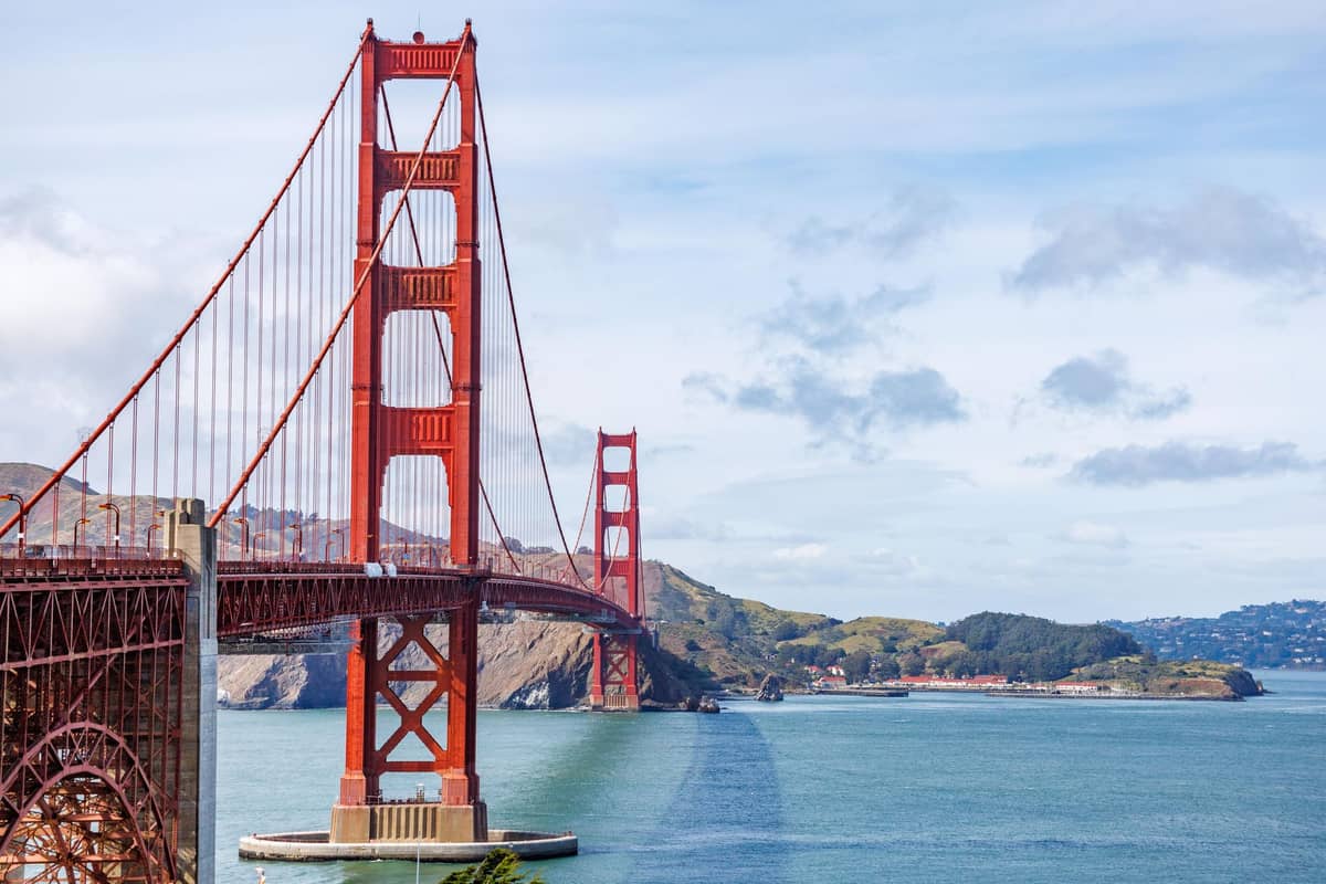 Weitläufige Landschaftsansicht der Golden Gate Bridge in San Francisco mit ihren Art-déco-Türmen und der beeindruckenden Konstruktion über der Bucht.
