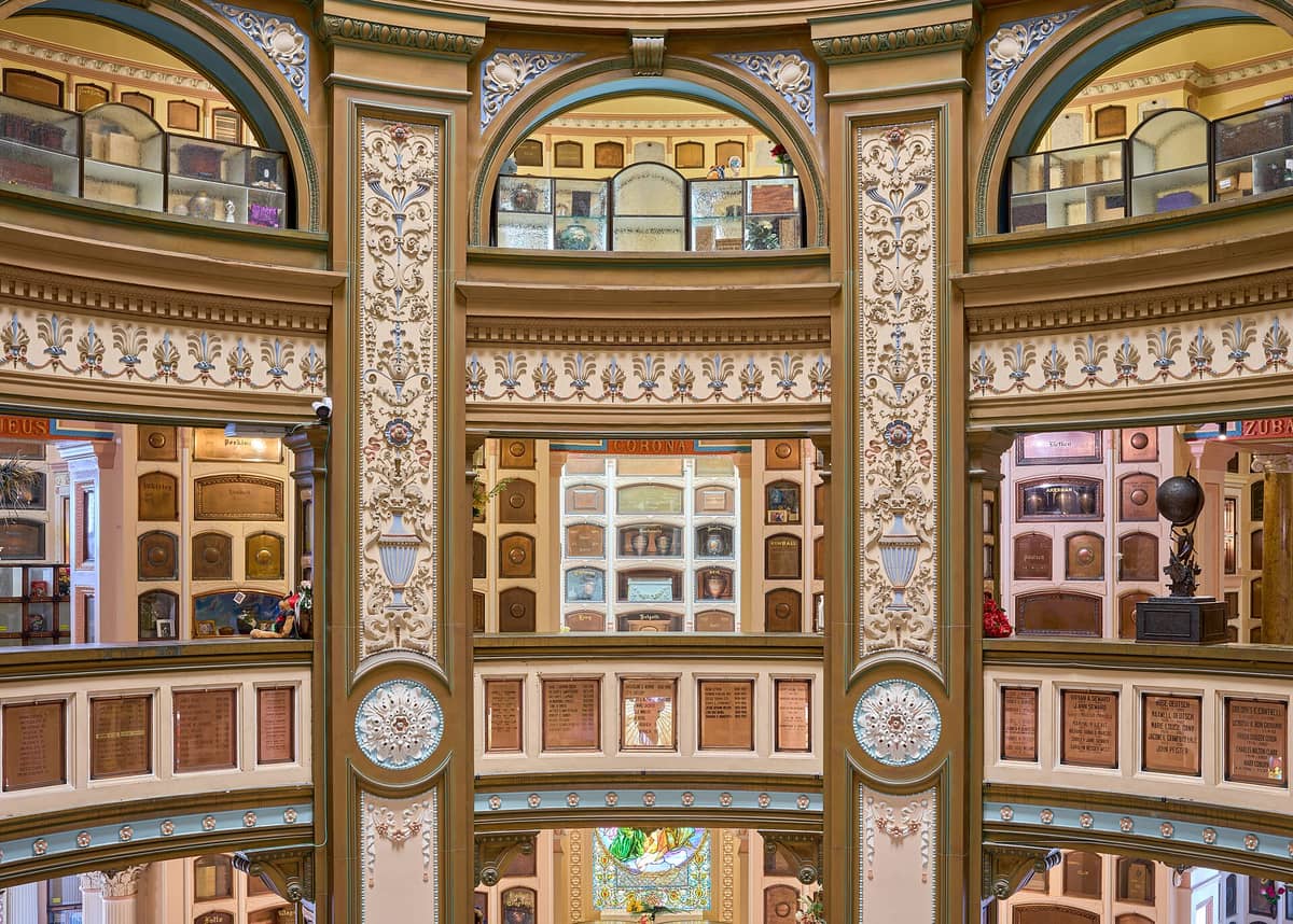 Vista del ornamentado interior neoclásico del Columbario de San Francisco, con balcones decorativos, nichos conmemorativos y ricos detalles arquitectónicos.