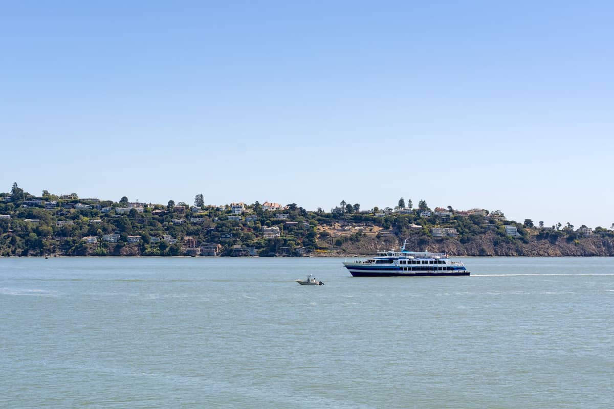 Prom Golden Gate Ferry przepływający przez Zatokę San Francisco z wybrzeżem Marin County i domami na wzgórzach w tle