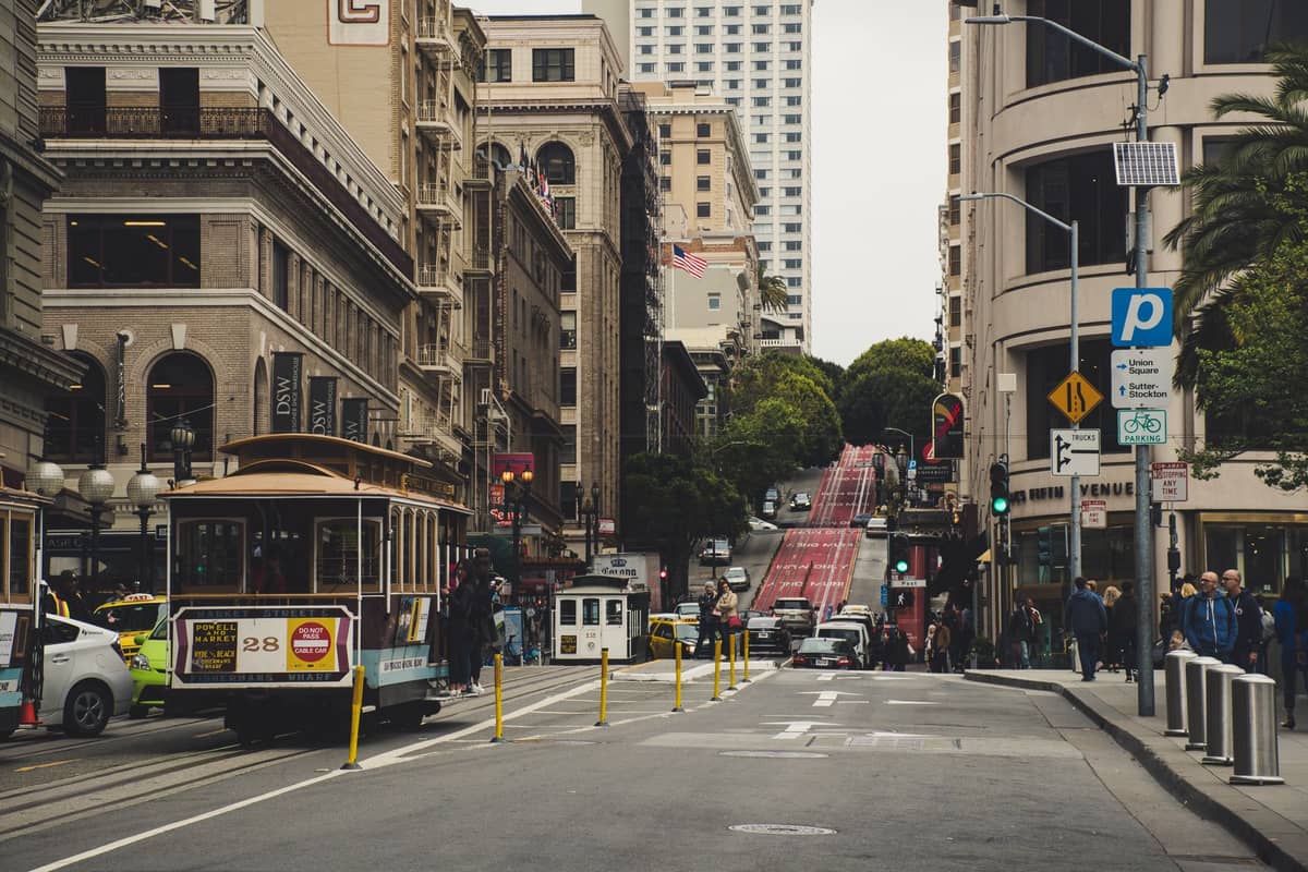 Straßenansicht des Union Square-Viertels in San Francisco mit klassischen Cable Cars, historischen Gebäuden und Fußgängern