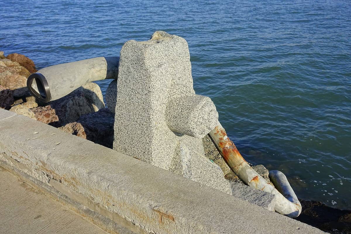 Nahaufnahme der Wave Organ-Skulptur, einer skurrilen öffentlichen Kunstinstallation aus Stein und Rohren am Ufer von San Francisco
