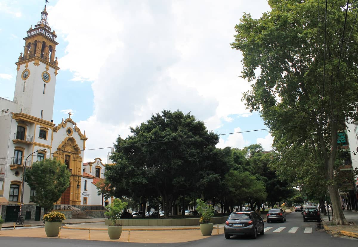 ทางเข้าและหอนาฬิกาของ Catedral de San Isidro Labrador ตั้งตระหง่านเหนือลานกว้างที่ร่มรื่นพร้อมรถยนต์จอดเรียงรายตามถนน